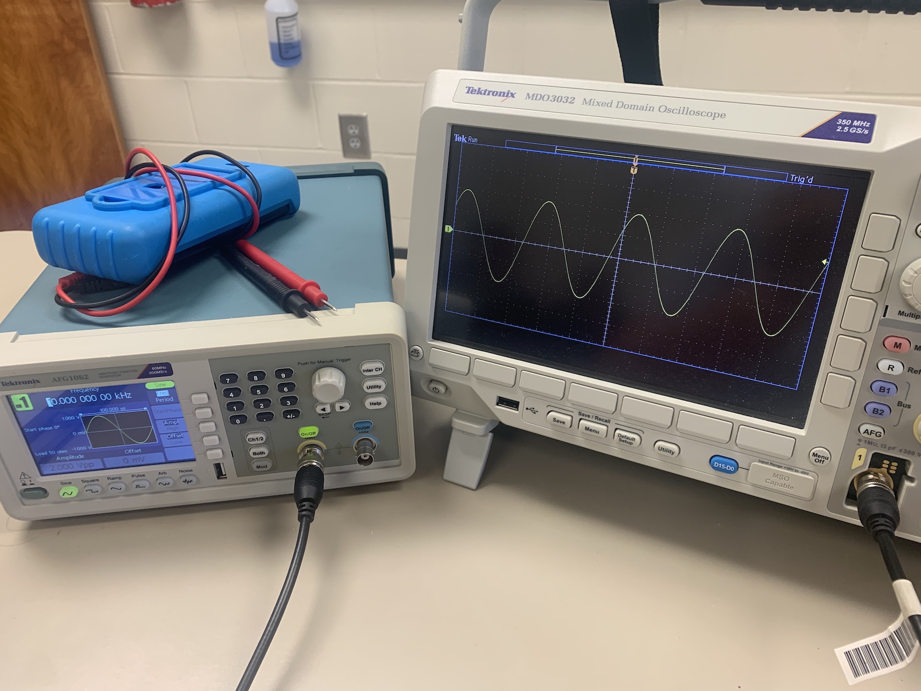Tektronix functional generator (left) and oscilloscope (right)